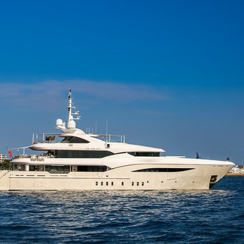 Dusur yacht exterior 3