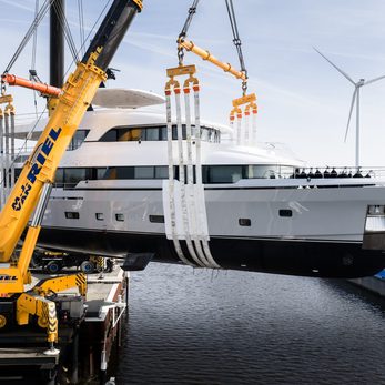 Lollipop yacht exterior 2