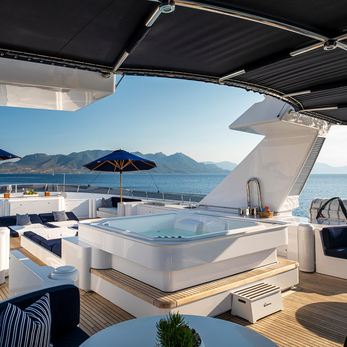 Va Bene yacht exterior 4
