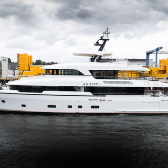 Ad Astra yacht exterior 3