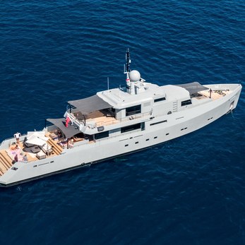 Cyclone yacht exterior 5