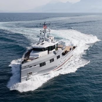 Rafter yacht exterior 2
