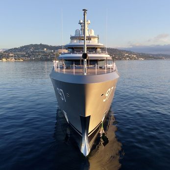 Valor yacht exterior 2