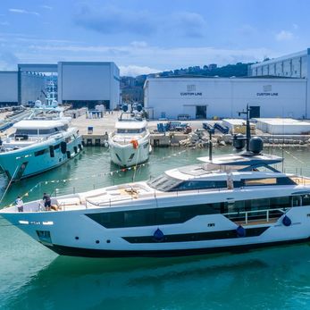 Campari yacht exterior 3