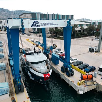 V yacht exterior 3
