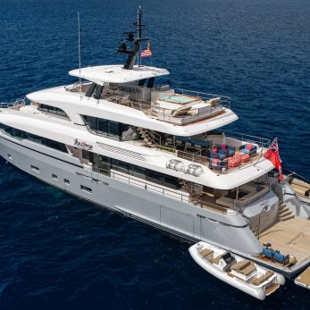 Lollipop yacht exterior 4