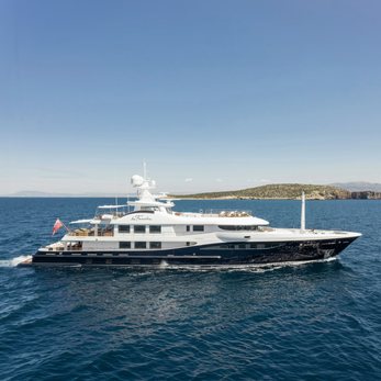 La Familia yacht exterior 4