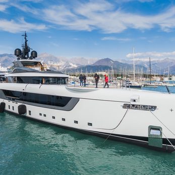 Navis yacht exterior 2