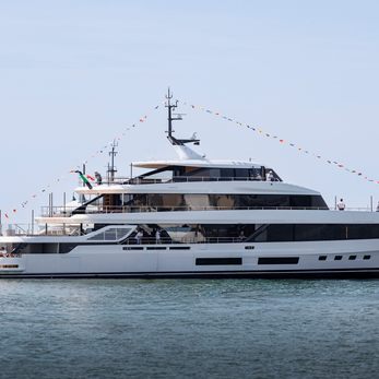 Shabby yacht exterior 5