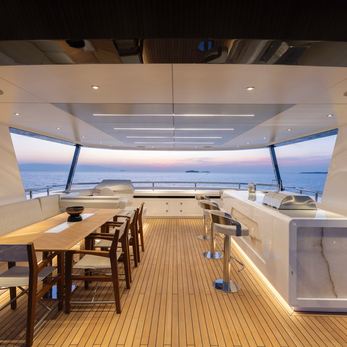 Bee yacht interior 3
