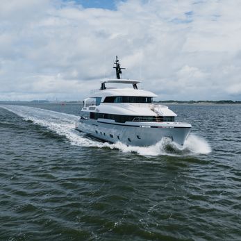 Lollipop yacht exterior 2