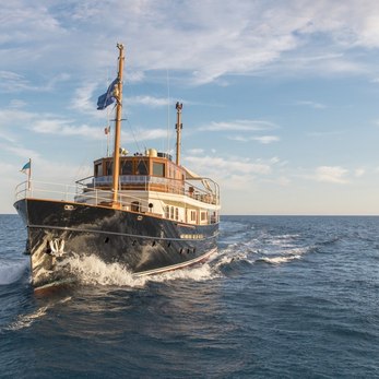 Taransay yacht exterior 2