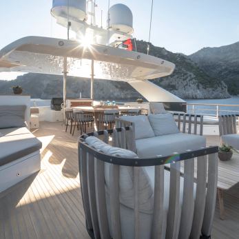 Q.M. yacht exterior 2