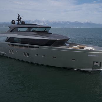 Sensa yacht exterior 2