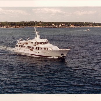 Gin & Tonic yacht exterior 4