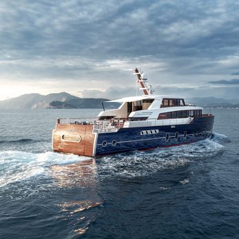 Gentleman yacht exterior 3
