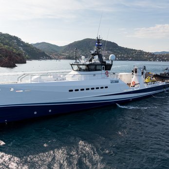 Axis yacht exterior 3