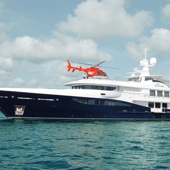 La Familia yacht exterior 2