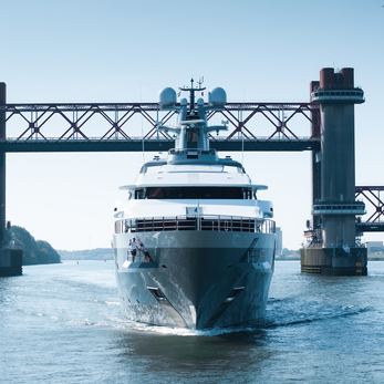 Draak yacht exterior 2