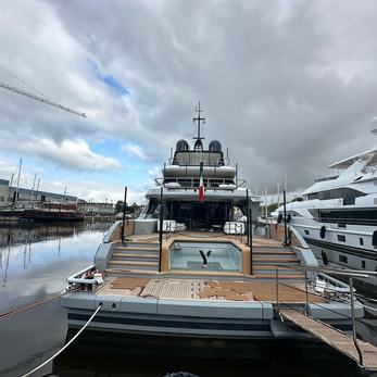 Y yacht exterior 4