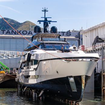 Loewe yacht exterior 2