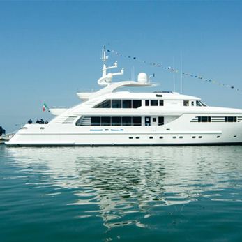 Oasis yacht exterior 2