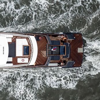 Les Cinq yacht exterior 3