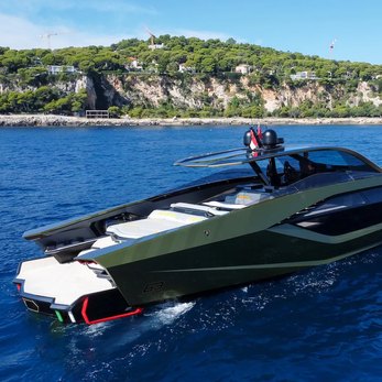 Kiki yacht exterior 4