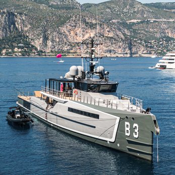 B6 yacht exterior 2