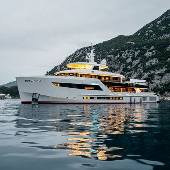 Heeus yacht exterior 3