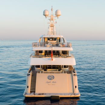 Light Holic yacht exterior 4