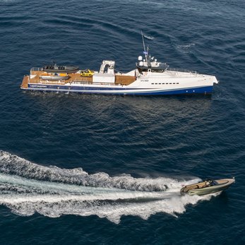 Kona yacht exterior 4