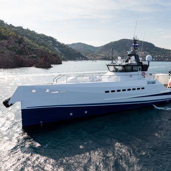 Kona yacht exterior 2