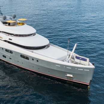 Aviva yacht exterior 2