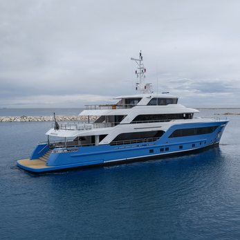 Presence yacht exterior 5