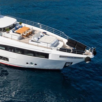 Mad Day yacht exterior 2