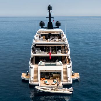 Lemon Tree yacht exterior 4