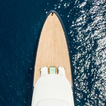 Drizzle yacht exterior 2