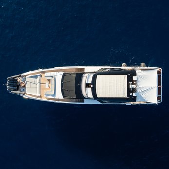 Chillin' yacht exterior 3