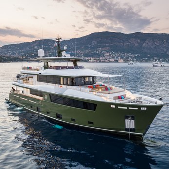 Hyhma yacht exterior 2