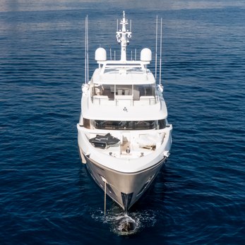 Amika yacht exterior 2