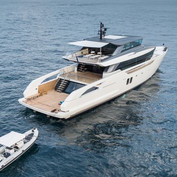 Ami yacht exterior 4