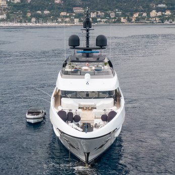 Alulim yacht exterior 2