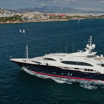 Sunday yacht exterior 2