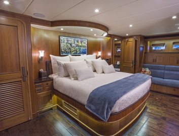 Outer Reef 820 Cockpit Motoryacht, Accommodation