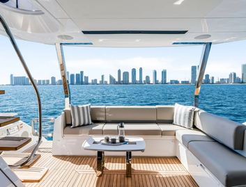 Sunseeker Manhattan 68  Mk2, Deck Area