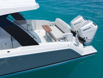 Tiara 35LS, Deck Area