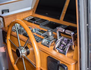 Grand Banks GB60 Flybridge, Helm Station