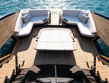 Lazzara LSX67, Deck Area