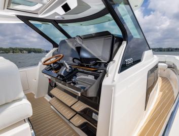 Tiara 39LS, Helm Station